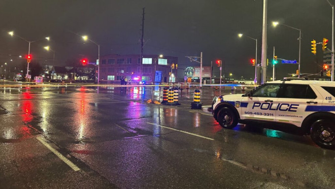 紧急救援人员于凌晨赶到 Hurontario Street 和 Derry Road West，处理涉及行人的车祸。