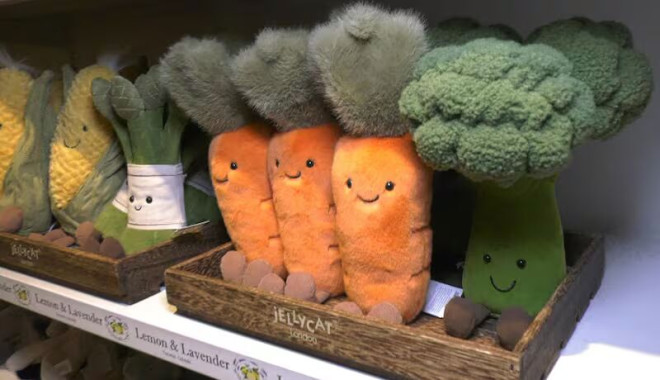 Jellycats 毛绒玩具在 Lemon and Lavender 店内陈列