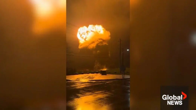 点击播放视频：&ldquo;视频拍到多伦多 Downsview 机场附近爆炸&rdquo;