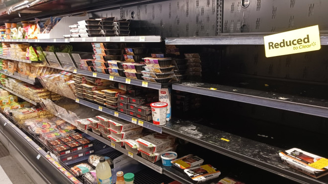 加拿大人为省钱宁肯在清仓超市排队5小时！食品价格飙升日子难过