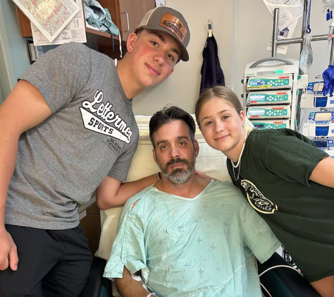 Colosimo 在医院与子女合影。