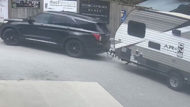 加油逃单撞飞员工，警方布钉刺带拦截，53岁辛格弃车逃入树林被擒