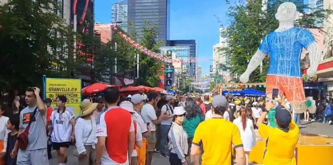 温村迎来首场世界杯赛部署上千警察 球迷街头狂欢！