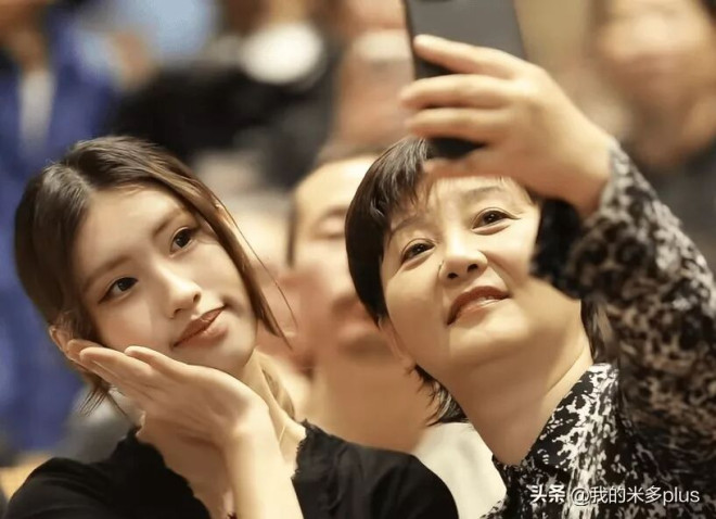 冯小刚养女回国力挺新片，徐帆笑出双下巴