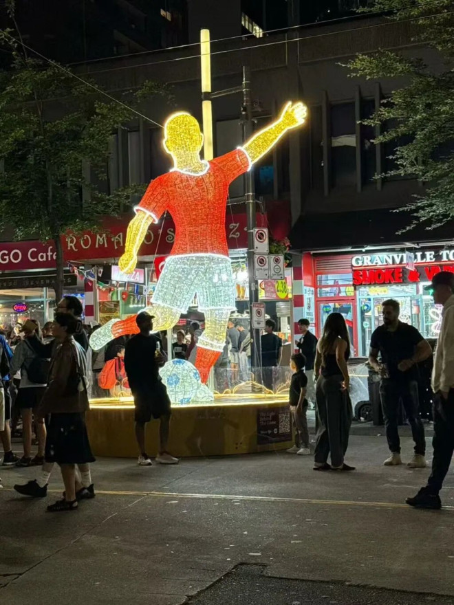 这波赢球太顶了 温村球迷嗨炸街头
