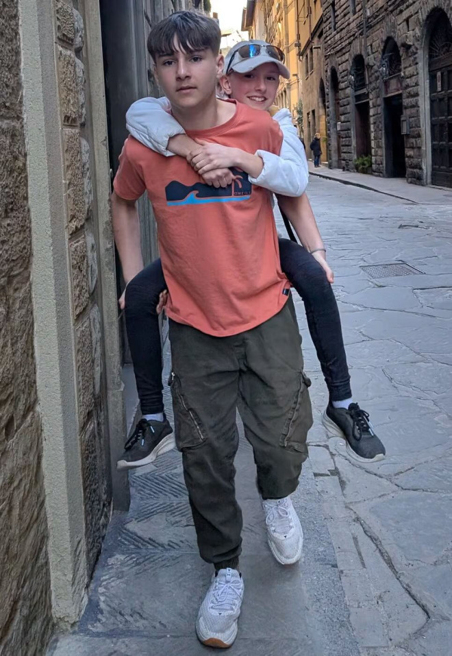 哥哥 Evan 曾背着妹妹梅根,留下温馨回忆