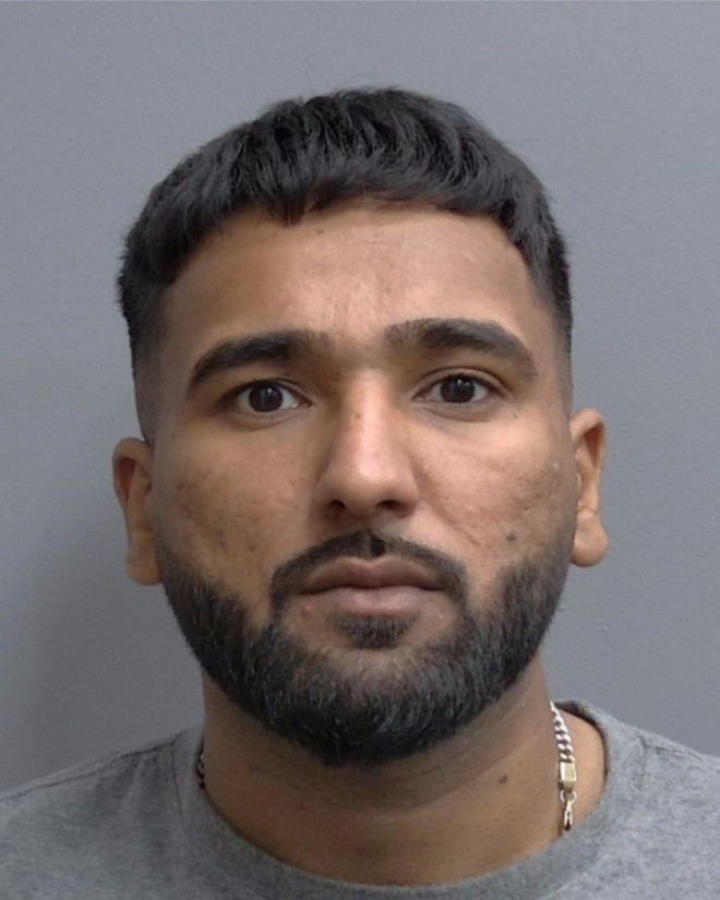 Safaldeep Singh，22 岁，因多项罪名被逮捕并受控