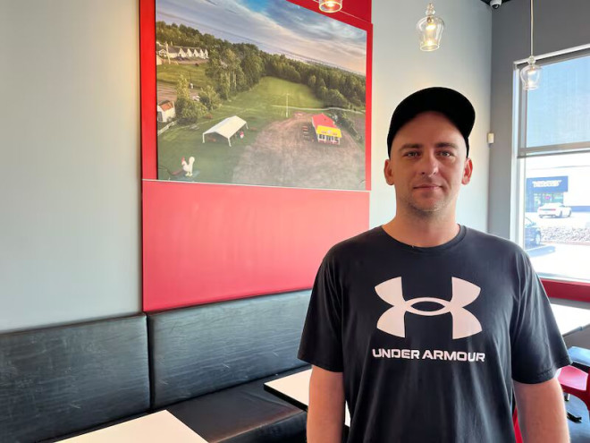 Lenny's Takeout 老板 Jamie Dionne 在 Moncton 店内。（Derek Haggett/CTV News Atlantic）