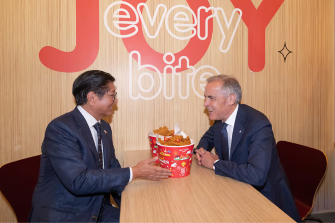 加拿大总理卡尼现身Jollibee，陪这个男人一起吃炸鸡