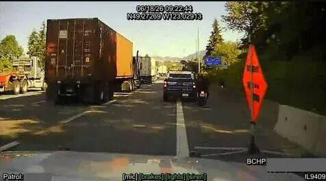 温东撞车案教训：不能这样超车！摩托车骑士被捕