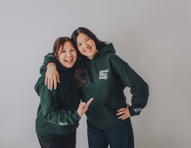 Lucky Tile 麻将活动联合创始人 Sandy Gunn 和 Vivian McCormick。