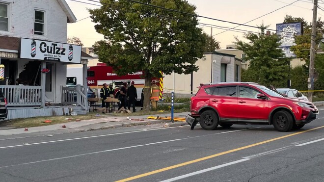 加国SUV女司机突倒车 撞进理发店，1死1伤！