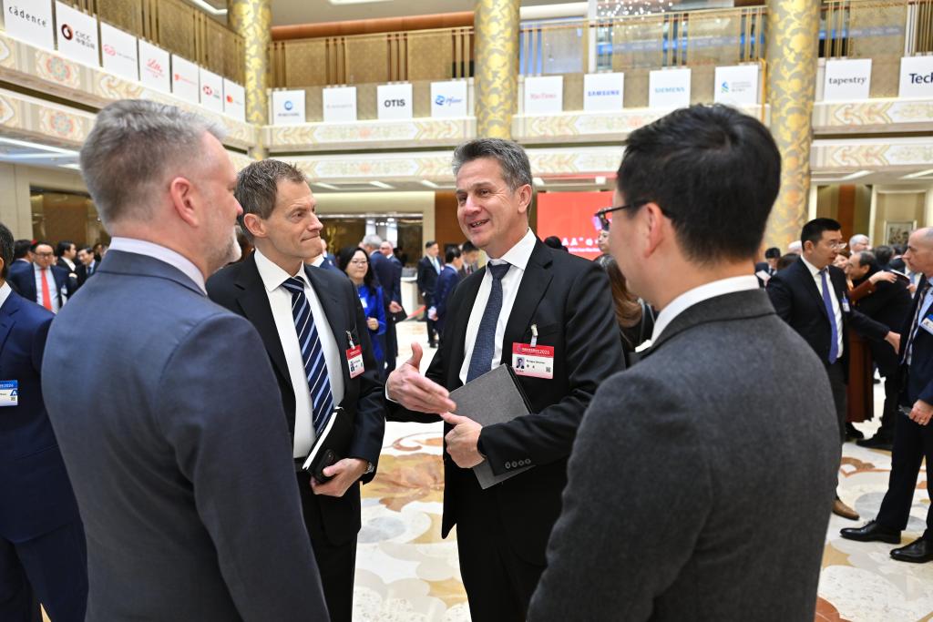 新华鲜报｜近百家跨国公司齐聚！中国机遇赋能全球