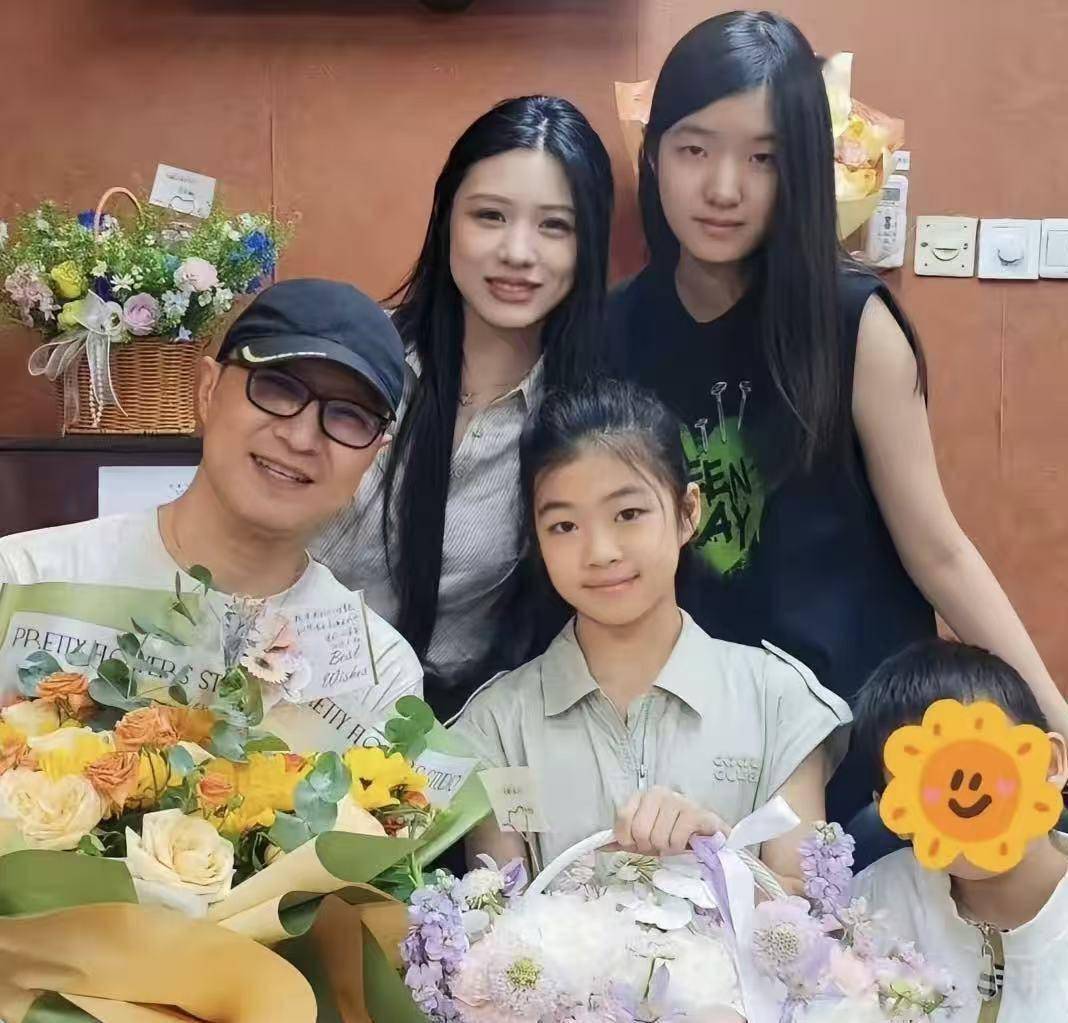 章子怡女儿参与钢琴演出，汪峰带三个孩子前去助阵