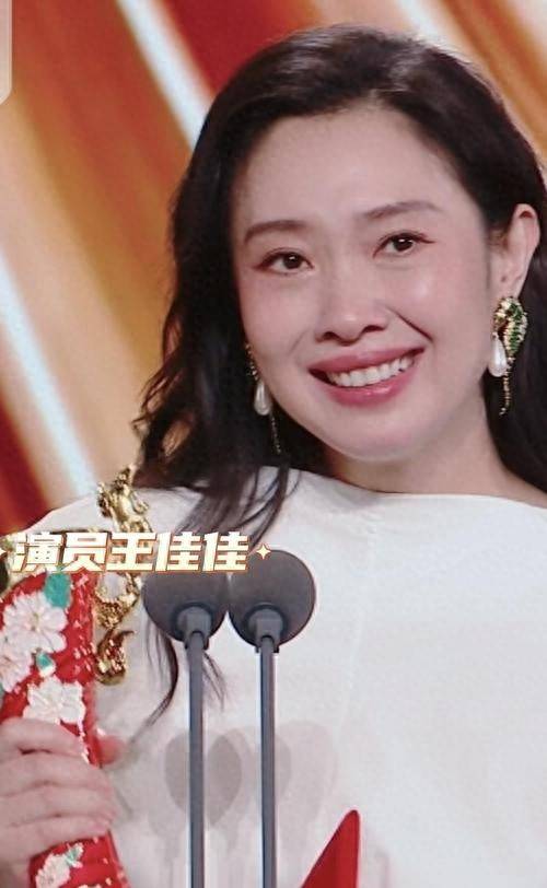 “秋裤女神”王佳佳新剧爆红：曾被大27岁知名导演抛弃 35岁再嫁低调导演