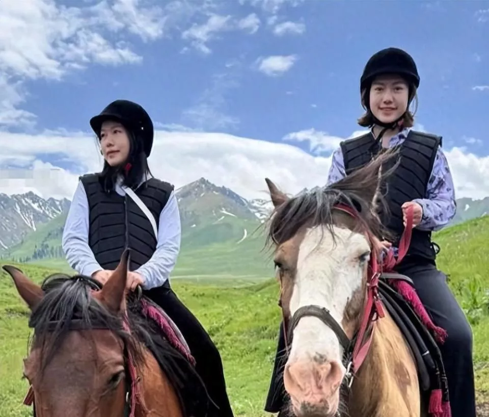 杨振宁走后半年，50岁翁帆喝酒骑马似少女