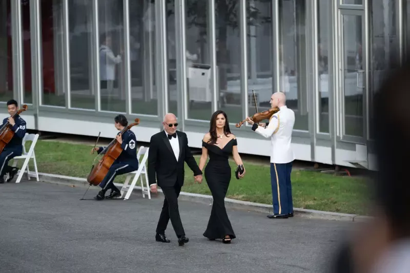 贝索斯妻子亮相白宫晚宴，因穿着惹争议