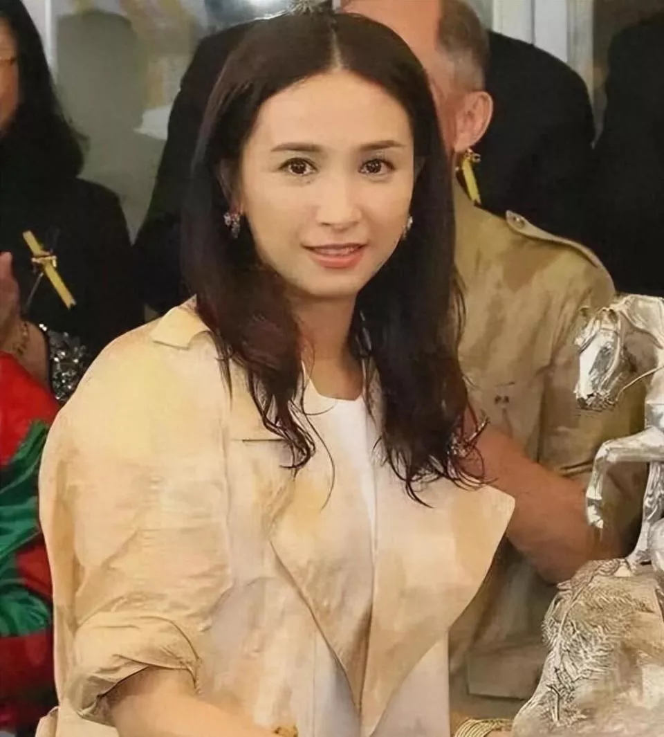 被百亿富豪独宠30年，如今住进香港8层别墅