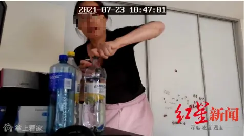 ▲ T先生前妻被拍到往其饮用水瓶中倒入不明液体