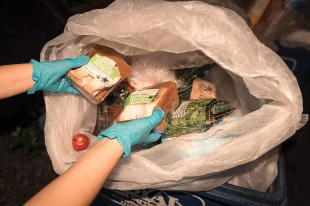纽约兴起翻垃圾桶热潮，捡废弃食物做饭吃