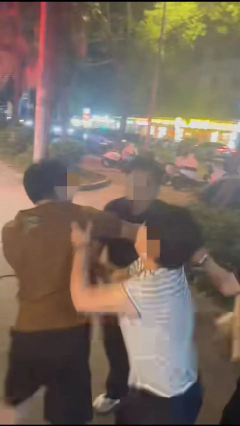餐馆内男子为护孕妻两次劝烟，反遭掐脖殴打