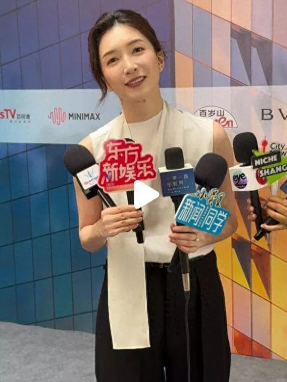 江疏影出席活动，表情失控露三层下巴