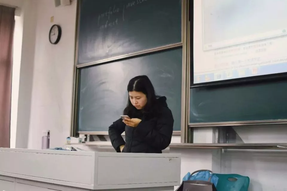 被推着去“赛课”的年轻老师，获得一等奖后辞职了
