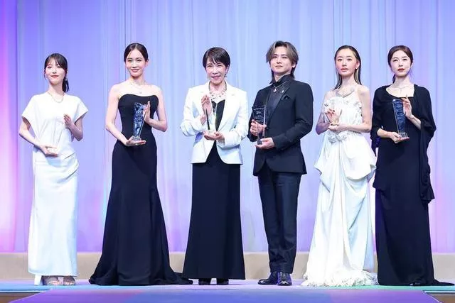 高市早苗亮相颁奖礼，接受高价“赠品”引发争议