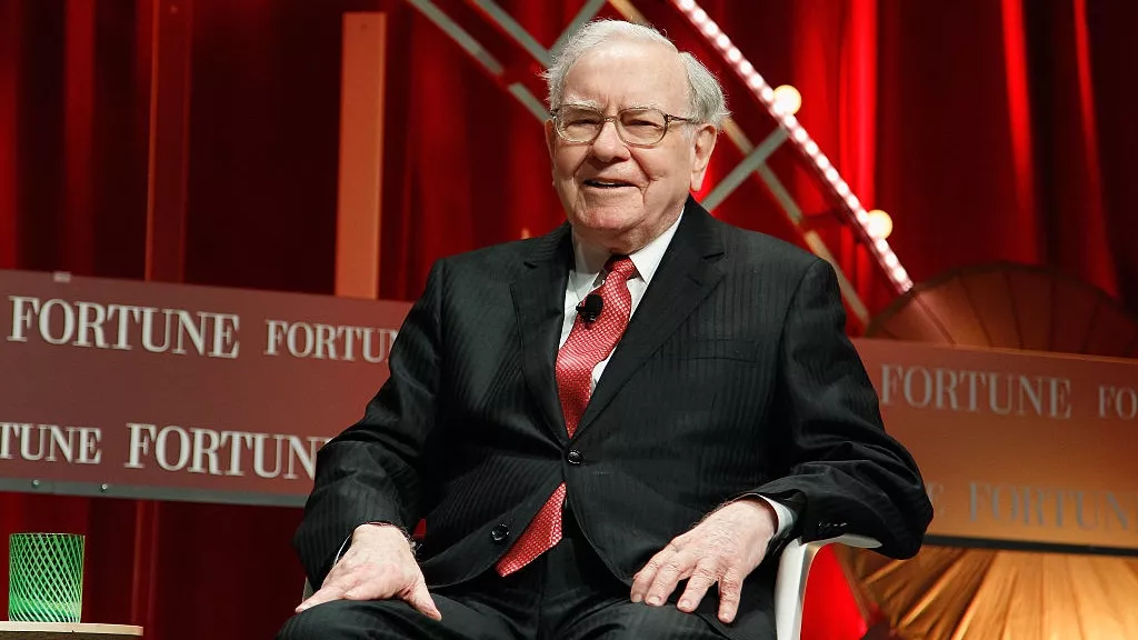 股市既乐观又恐惧 巴菲特警告震惊市场 揭疯狂现状