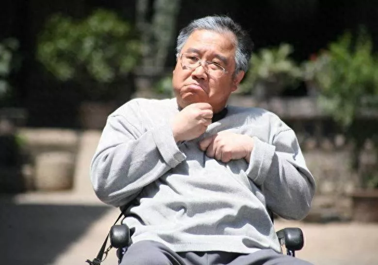 卖惨求原谅，拄拐度日的英达，终究是遭到反噬