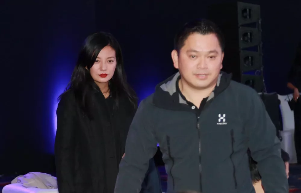 起底赵薇前夫3亿豪赌跨国追债案 隐匿法国行踪曝光