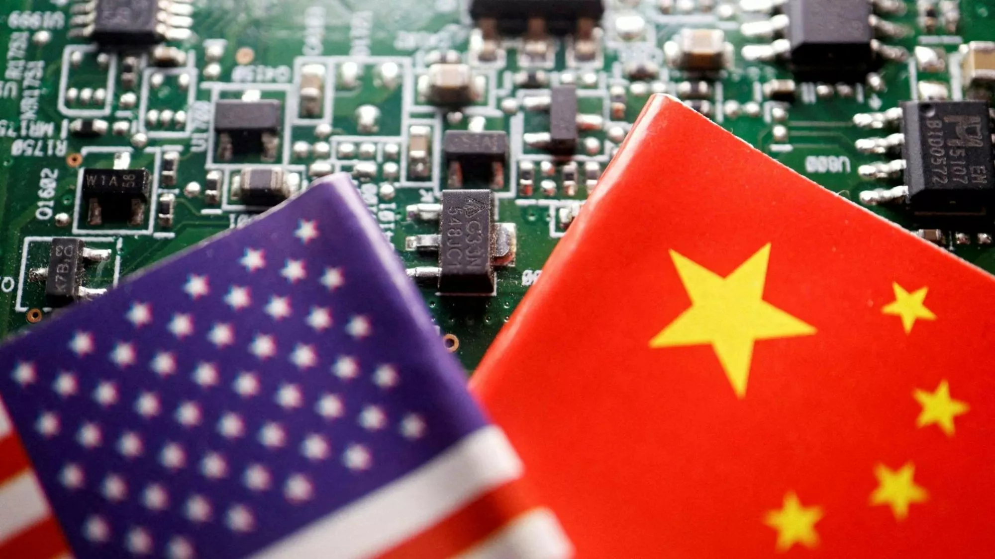美媒：川普政府被批失职 数千高端芯片流向中国