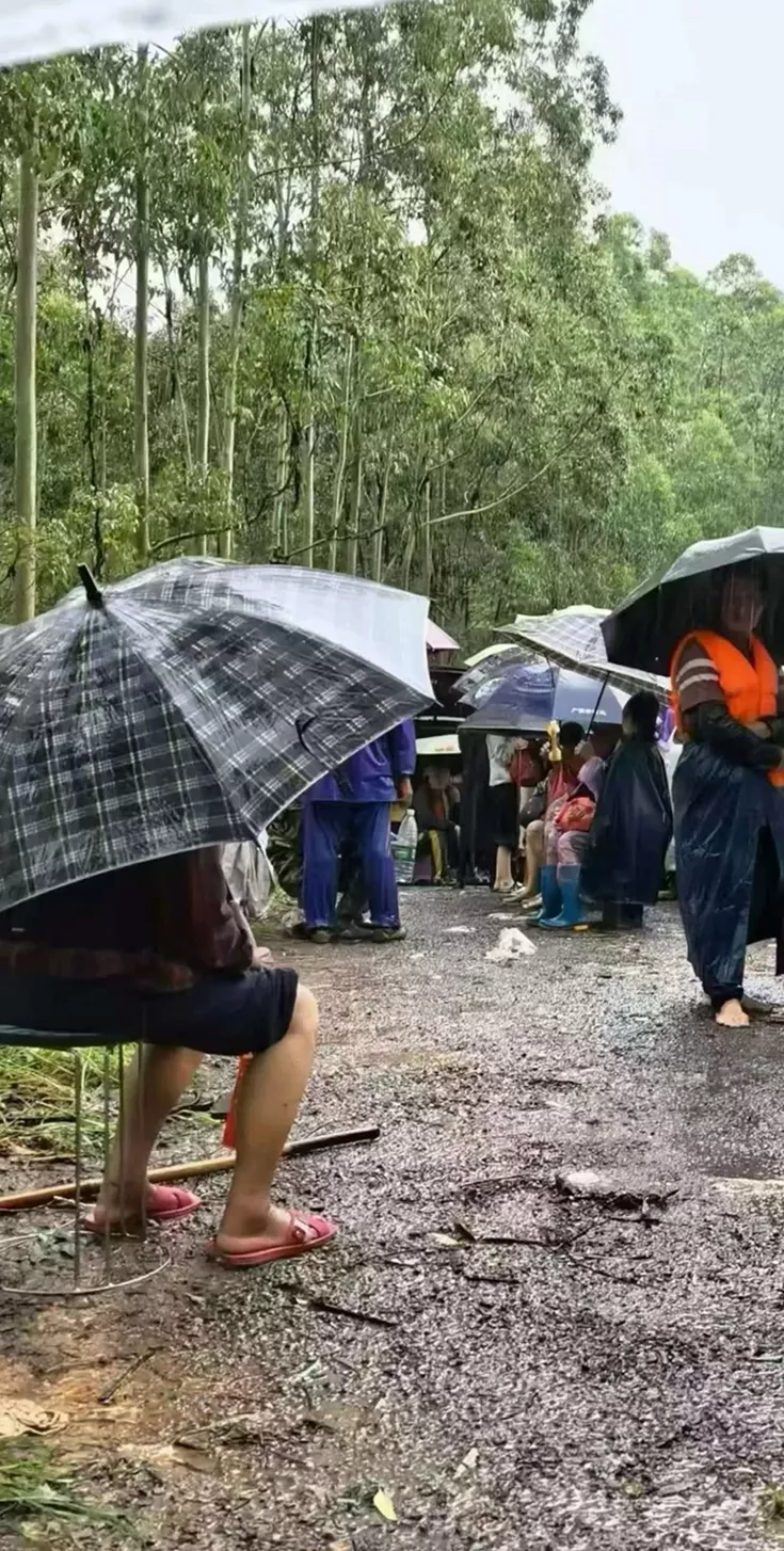 耗资4亿，六蓝水库仍溃堤，约2000人困山上30小时