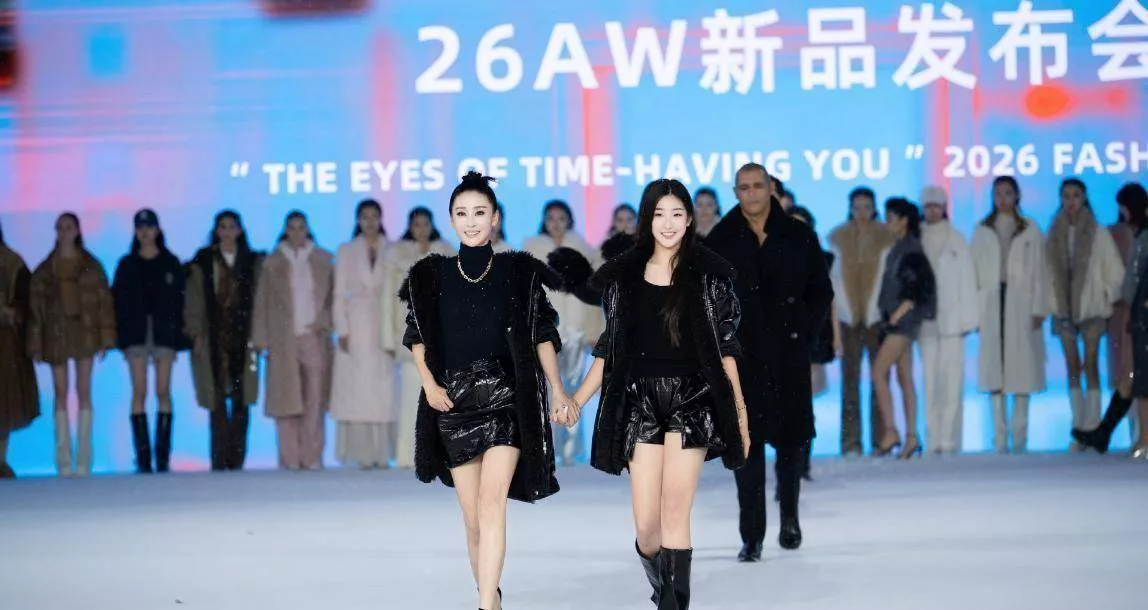 49岁苗圃带女儿北京走秀，12岁女儿身高超170