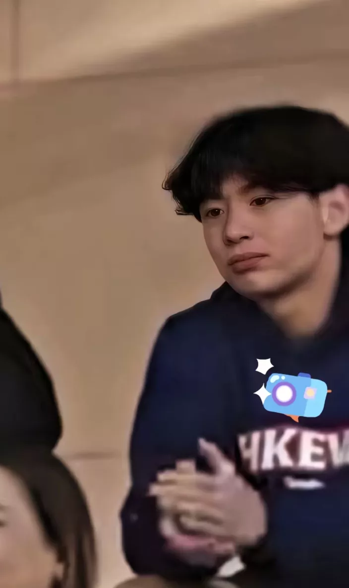 张柏芝16岁二儿子球场近照曝光！ 在校任排球队长