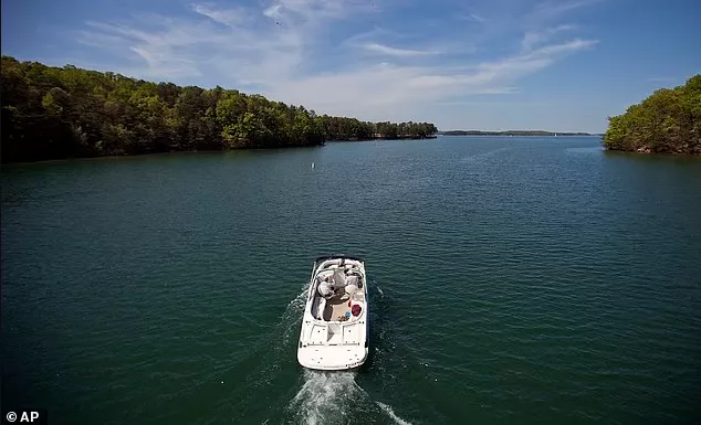美国“闹鬼湖”再夺一命 已夺数百命 水下还沉着一座小镇