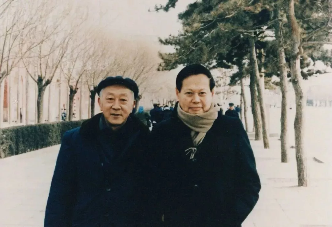 黄昆（左）与杨振宁，1983年初摄于北京