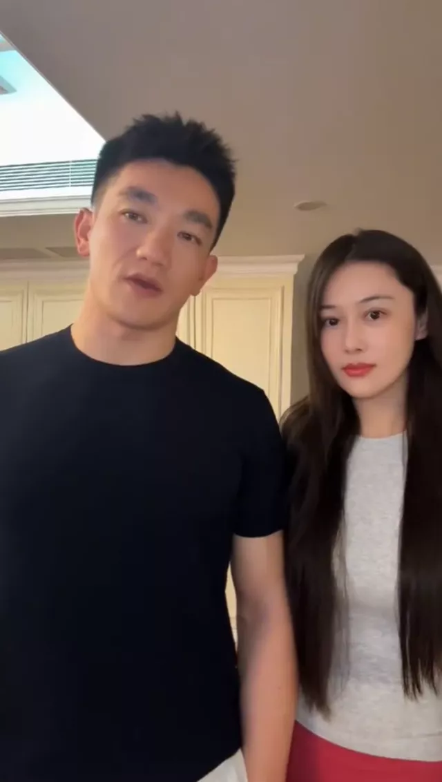 何捷携张馨予为战友送新婚祝福，相比妻子老得明显