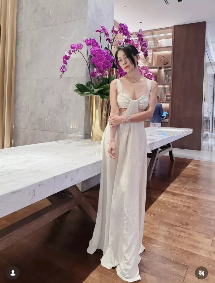 女星嫁中国官二代14年 突晒私照“大深U极致腰线”